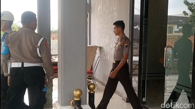 Briptu WT, anggota Polres Pemalang yang jadi tersangka kasus penipuan penerimaan bintara Polri, seusai jalani sidang etik, Rabu (8/1/2025).