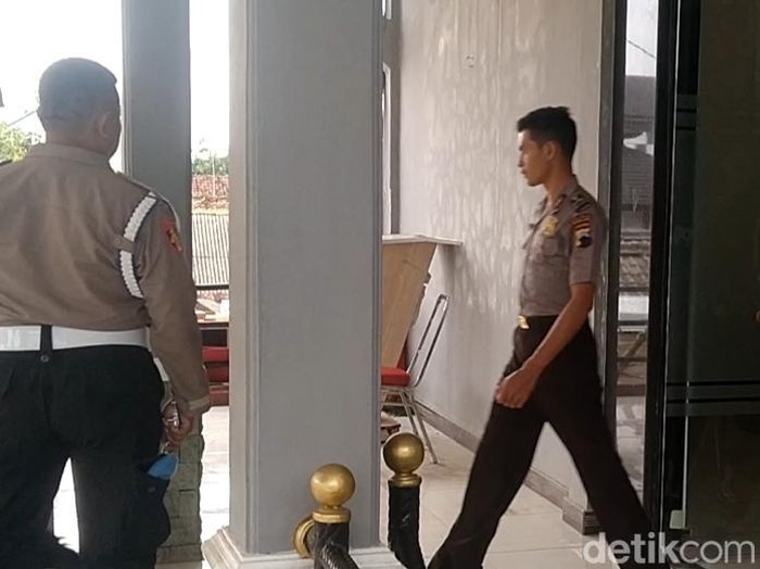 Briptu WT, anggota Polres Pemalang yang jadi tersangka kasus penipuan penerimaan bintara Polri, seusai jalani sidang etik, Rabu (8/1/2025).