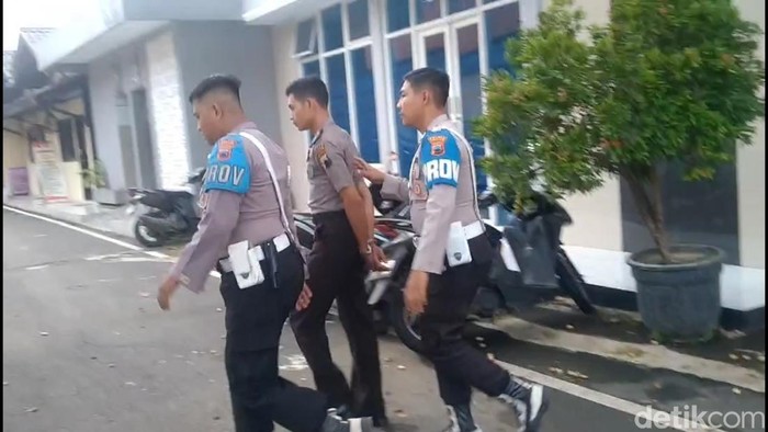 Briptu WT saat digiring petugas.