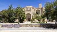 Terletak di Jalur Sutra, kota Bukhara merupakan kota terbaik di Asia Tengah pada abad pertengahan. Hingga kini, sebagian besar struktur kotanya masih utuh berdiri.
