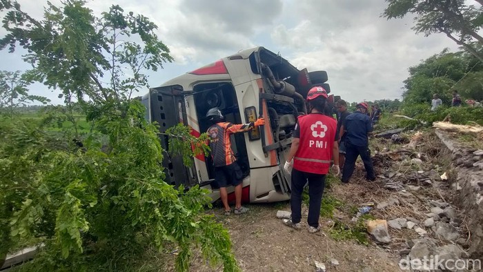 Kondisi bus Murni Jaya yang terguling di Panjatan, Kulon Progo, Rabu (8/1/2025)
