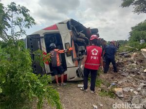 Polisi Ungkap Penyebab Bus Murni Jaya Terguling di Panjatan Kulon Progo