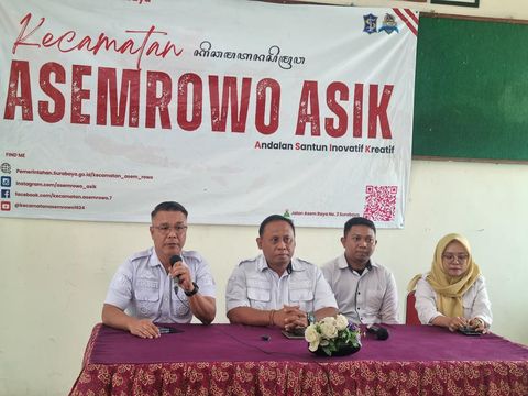Camat Asemrowo Surabaya M Khusnul Amin bersama Kasatpol PP M Fikser (kiri) meluruskan video yang viral