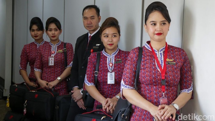 Awak kabin seperti pilot, kopilot, pramugari, dan pramugara harus melalui cek kesehatan sebelum pesawat lepas landas. Pemeriksaan kesehatan bertujuan supaya SDM dalam kondisi fit.