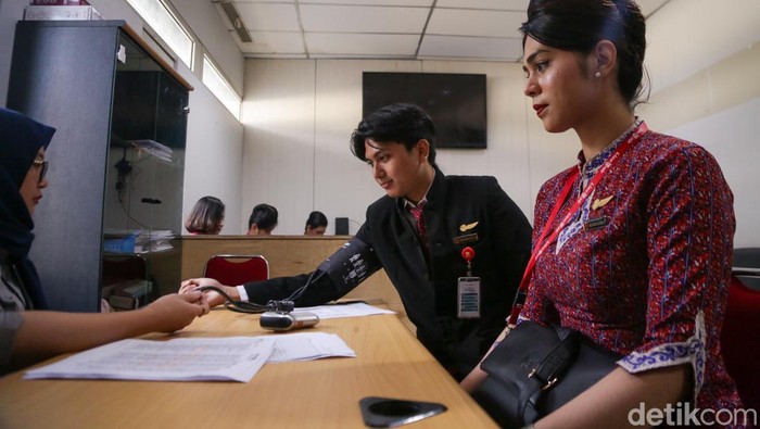 Catat, Kru Pesawat Harus Lolos Cek Kesehatan Sebelum Terbang Awak kabin seperti pilot, kopilot, pramugari, dan pramugara harus melalui cek kesehatan sebelum pesawat lepas landas. Pemeriksaan kesehatan bertujuan supaya SDM dalam kondisi fit.