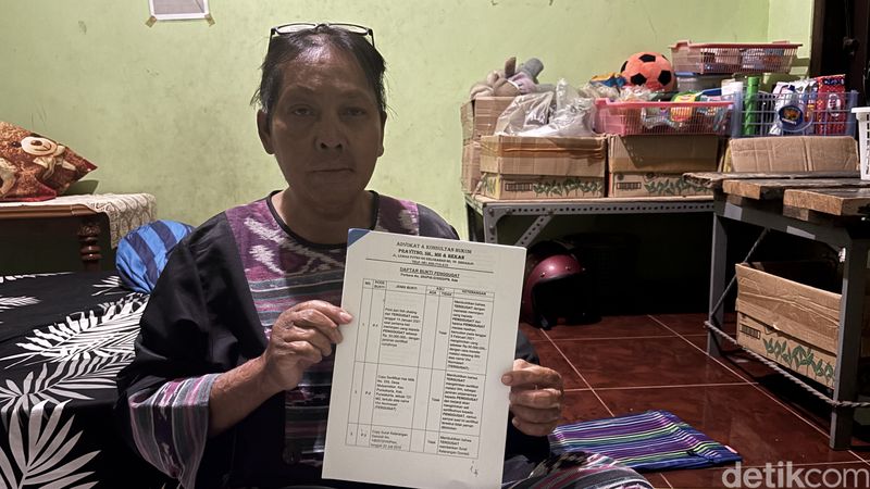 Chusnul Chotimah, penyintas Bom Bali I yang berupaya menagih utang demi pengobatan anaknya.