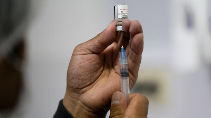 A healthcare worker gives a shot of the Pfizer COVID-19 vaccine in La Paz, Bolivia, Tuesday, Jan. 7, 2025. (AP Photo/Juan Karita)