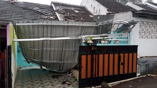 Dampak angin puting beliung di Kecamatan Gekbrong