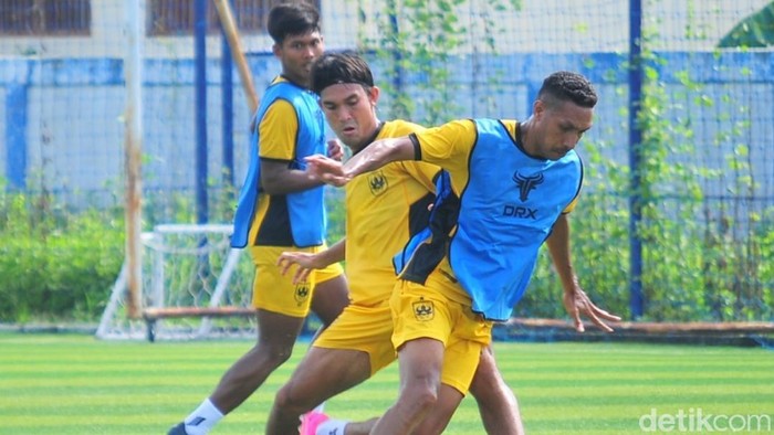 Delvin Rumbino (depan) dalam sesi latihan bareng PSIS Semarang, Rabu (8/1/2024).