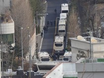 Deretan Bus Halangi Gerbang Masuk Kediaman Presiden Korsel Yoon Suk Yeol