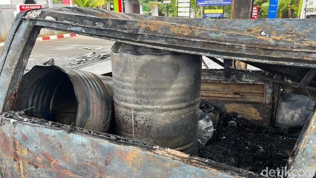 Dua drum di dalam mobil Mitsubishi L300 yang terbakar di SPBU 44.575.25 Cuplik, Kelurahan Bulakan, Kabupaten Sukoharjo, Rabu (8/1/2025) pagi.
