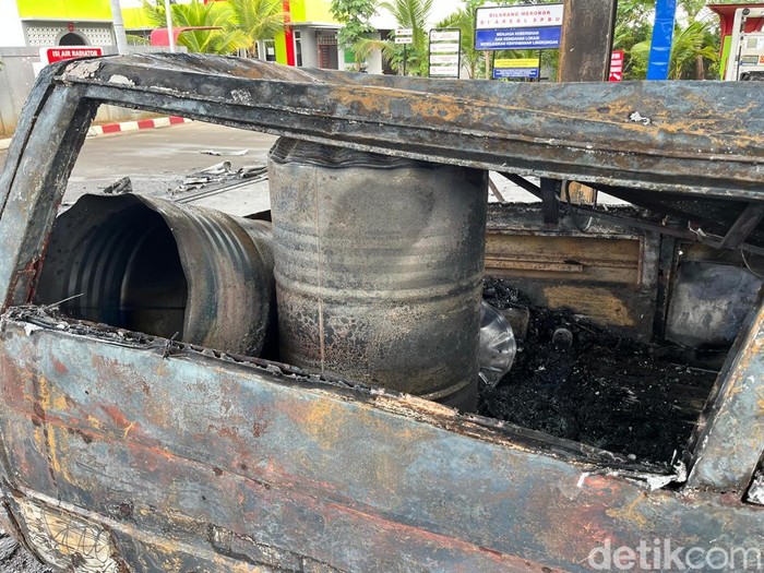 Dua drum di dalam mobil Mitsubishi L300 yang terbakar di SPBU 44.575.25 Cuplik, Kelurahan Bulakan, Kabupaten Sukoharjo, Rabu (8/1/2025) pagi.