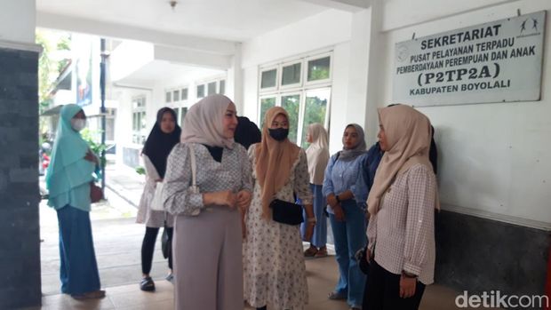 Emak-emak Banyuasri geruduk kantor Dinas Pengendalian Penduduk, Keluarga Berencana, Pemberdayaan Perempuan dan Perlindungan Anak (DP2KBP3A) Boyolali, Rabu (8/1/205).