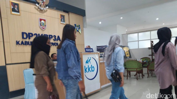 Emak-emak Banyuasri geruduk kantor Dinas Pengendalian Penduduk, Keluarga Berencana, Pemberdayaan Perempuan dan Perlindungan Anak (DP2KBP3A) Boyolali, Rabu (8/1/205).