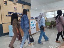 Emak-emak Geruduk Dinas Perempuan Buntut Kasus Penyiksaan Bocah Boyolali