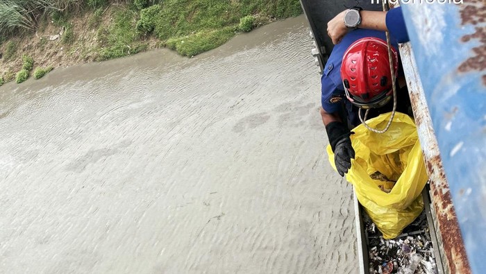 Evakuasi limbah medis di jembatan perbatasan Karawang-Bekasi