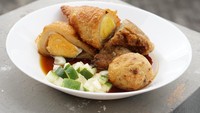 Pempek makanan khas Palembang berbahan dasar ikan dan sagu, dengan berbagai jenis seperti pempek kapal selam, lenjer, dan adaan.(Getty Images/Kanawa_Studio)