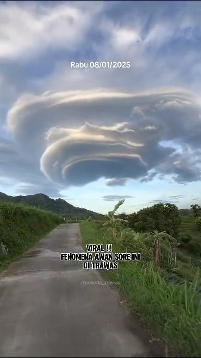 Fenomena awan berbentuk UFO di langit Mojokerto