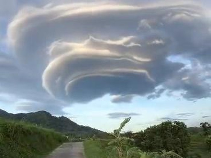 Fenomena awan berbentuk UFO di langit Mojokerto