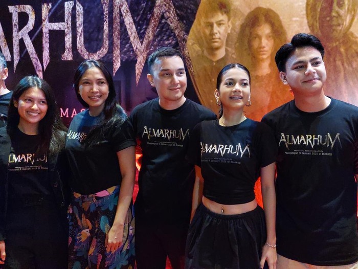 Film horor Almarhum menyelami mitos Jawa tentang Selasa Kliwon. Tayang 9 Januari 2025.