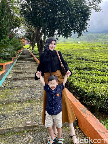 Foto Febby Feronica Herlanda, polwan cantik bak selebriti Korea mencuri atensi warganet di media sosial.