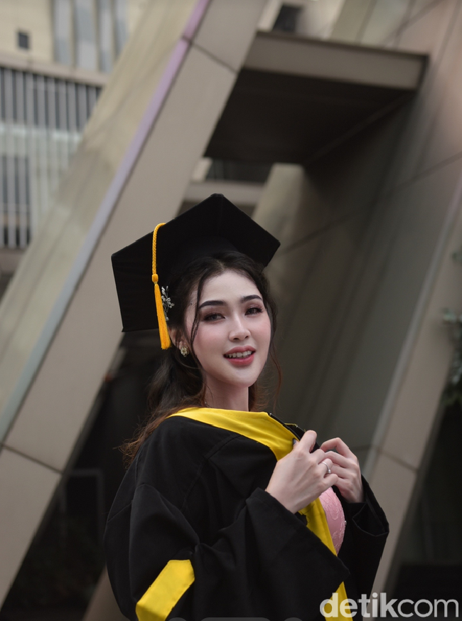 Belum lagi sekarang masyarakat menganggap Polri instansi yang berisi oknum tidak baik, sampai Polri yang baik tidak dilihat oleh masyarakat. Saya ingin setidaknya bekerja dengan ikhlas agar tugas besar ini bisa saya pertanggung jawabkan di akhirat nanti, lanjutnya. Langkah Eby menjadi Polwan mendapatkan dukungan penuh dari kedua orang tua. Orang tua sangat mendukug karena orang tua saya juga ingin saya jadi Polwan. Papa saya kontraktor, mama saya ibu rumah tangga, jelas Eby. Foto: Dok. Instagram @kinen_bhy.