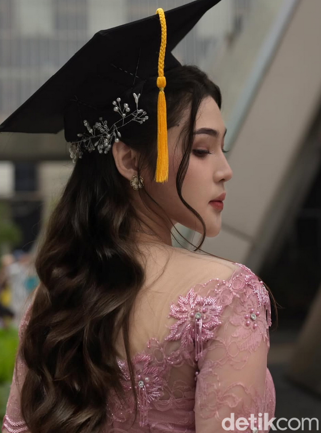 Eby juga menanggapi beragam komentar warganet yang menyebut dirinya mirip dengan selebriti Korea. Saya kurang nyaman sih soalnya berimbas negatif ke sayanya, soalnya saya jadi dihujat. Tapi balik lagi saya tidak butuh pengakuan itu, tegasnya. Foto: Dok. TikTok @Febby Feronica Herlanda