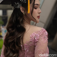 Eby juga menanggapi beragam komentar warganet yang menyebut dirinya mirip dengan selebriti Korea. Saya kurang nyaman sih soalnya berimbas negatif ke sayanya, soalnya saya jadi dihujat. Tapi balik lagi saya tidak butuh pengakuan itu, tegasnya. Foto: Dok. TikTok @Febby Feronica Herlanda