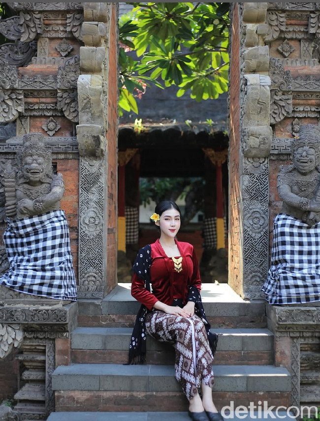 Ketika saya pam demo omnibuslaw di Grahadi Surabaya sampai kepala saya berdarah, saya pernah dicaci maki dan dilempar berkas oleh oknum masyarakat yang ingin didahulukan dalam pembuatan SKCK karena dia mengaku keponakan dari orang penting di daerah sana, tapi ini lah yang saya rasakan. Saya harus bersikap selayaknya pelayan masyarakat walaupun kadang lelah dan emosi, tapi tidak pernah di benak saya untuk balik mencaci masyarakat, karena saya sadar saya bekerja untuk mereka, terang Eby.   Foto: Dok. Instagram @kinen_bhy.