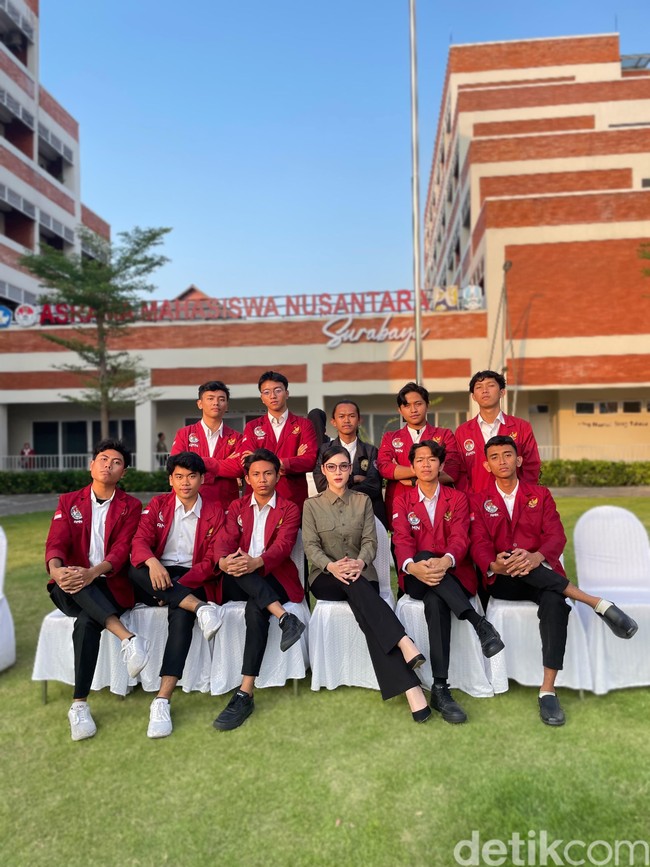 Mengenai unggahannya yang viral, Eby mengatakan momen itu merupakan saat dia mengikuti upacara laporan kenaikan pangkat anggota Polri dan PNS di Polda Jawa Timur pada 31 Desember 2024. Dia mengunggah video ke TikTok sebagai bentuk rasa bahagianya bisa mendapatkan kenaikan pangkat. Di sana saya hanya membagikan kebahagiaan kenaikan pangkat saya yang percepatan karena saya sarjana sama seperti teman-teman yang lain, nggak ada niat viral. Banyak komentar positif tapi nggak sedikit juga yang mencela. Tapi saya orangnya kalau dihina ya saya introspeksi diri kemudian memperbaiki. Saya nggak akan menyangkal apapun, karena bagi saya, selagi saya bekerja dengan baik dan nggak melakukan hal-hal buruk, saya nggak perlu marah atas tuduhan-tuduhan itu, ugkapnya. Foto: Dok. pribadi Febby Feronica Herlanda.