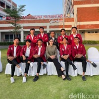 Mengenai unggahannya yang viral, Eby mengatakan momen itu merupakan saat dia mengikuti upacara laporan kenaikan pangkat anggota Polri dan PNS di Polda Jawa Timur pada 31 Desember 2024. Dia mengunggah video ke TikTok sebagai bentuk rasa bahagianya bisa mendapatkan kenaikan pangkat. Di sana saya hanya membagikan kebahagiaan kenaikan pangkat saya yang percepatan karena saya sarjana sama seperti teman-teman yang lain, nggak ada niat viral. Banyak komentar positif tapi nggak sedikit juga yang mencela. Tapi saya orangnya kalau dihina ya saya introspeksi diri kemudian memperbaiki. Saya nggak akan menyangkal apapun, karena bagi saya, selagi saya bekerja dengan baik dan nggak melakukan hal-hal buruk, saya nggak perlu marah atas tuduhan-tuduhan itu, ugkapnya. Foto: Dok. pribadi Febby Feronica Herlanda.