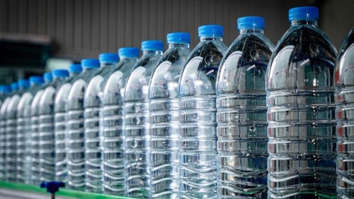 Ilustrasi air minum dalam kemasan botol