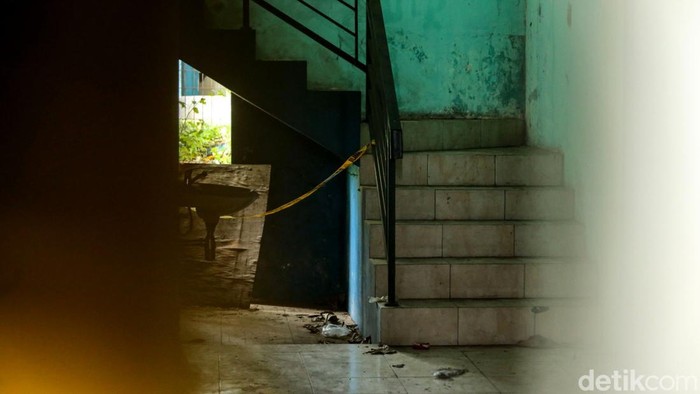 Ini TKP Ruko Mayat Bocah Dalam Sarung di Bekasi Bocah laki-laki berusia 5 tahun ditemukan tewas terbungkus sarung di sebuah ruko di Tambun Selatan, Bekasi. Kini ruko itu sudah dipasangi garis polisi.