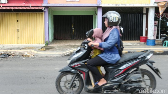 Ini TKP Ruko Mayat Bocah Dalam Sarung di Bekasi Bocah laki-laki berusia 5 tahun ditemukan tewas terbungkus sarung di sebuah ruko di Tambun Selatan, Bekasi. Kini ruko itu sudah dipasangi garis polisi.