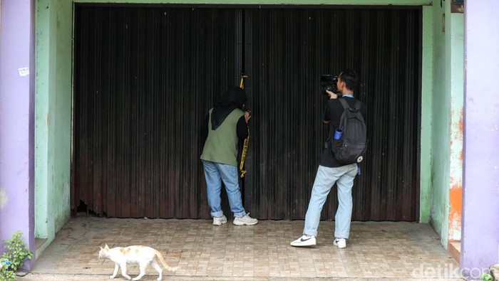 Bocah laki-laki berusia 5 tahun ditemukan tewas terbungkus sarung di sebuah ruko di Tambun Selatan, Bekasi. Kini ruko itu sudah dipasangi garis polisi.