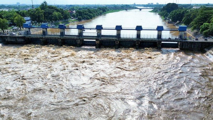 Jalan Raya di Sidoarjo Ambrol Tergerus Air Bendungan Rolak Songo Foto udara jalan Raya Mliriprowo ambrol tergerus air sungai di Bendungan Rolak Songo, Desa Mliriprowo, Tarik, Sidoarjo, Jawa Timur, Selasa (7/1/2025). Intensitas hujan tinggi dalam beberapa hari terakhir membuat debit air Sungai Brantas di pintu dam Rolak Songo mengalami peningkatan, mengakibatkan jalan Raya Mliriprowo ambrol tergerus air sungai. ANTARA FOTO/Umarul Faruq/Spt.