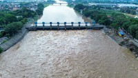 Intensitas hujan tinggi dalam beberapa hari terakhir membuat debit air Sungai Brantas di pintu dam Rolak Songo mengalami peningkatan.  