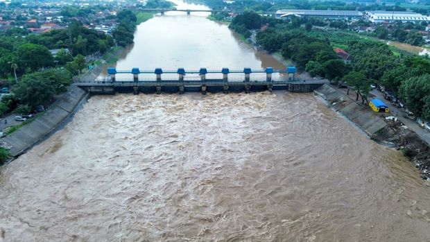 Foto udara jalan Raya Mliriprowo ambrol tergerus air sungai di Bendungan Rolak Songo, Desa Mliriprowo, Tarik, Sidoarjo, Jawa Timur, Selasa (7/1/2025). Intensitas hujan tinggi dalam beberapa hari terakhir membuat debit air Sungai Brantas di pintu dam Rolak Songo mengalami peningkatan, mengakibatkan jalan Raya Mliriprowo ambrol tergerus air sungai. ANTARA FOTO/Umarul Faruq/Spt.