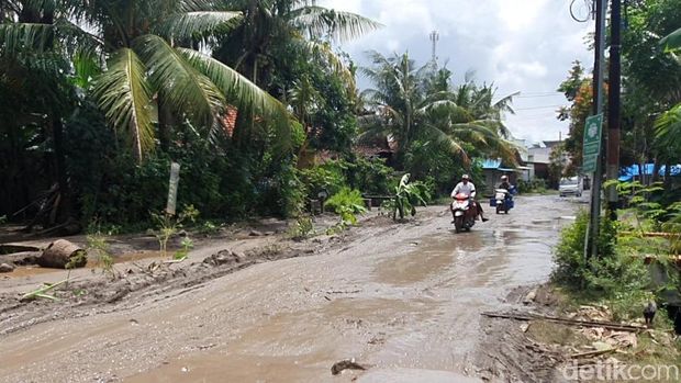 Kondisi jalan Tayu-Dukuhseti tepatnya Desa Alasdowo ditanami pohon warga sebagai bentuk protes jalan rusak, Rabu (8/1/2025).