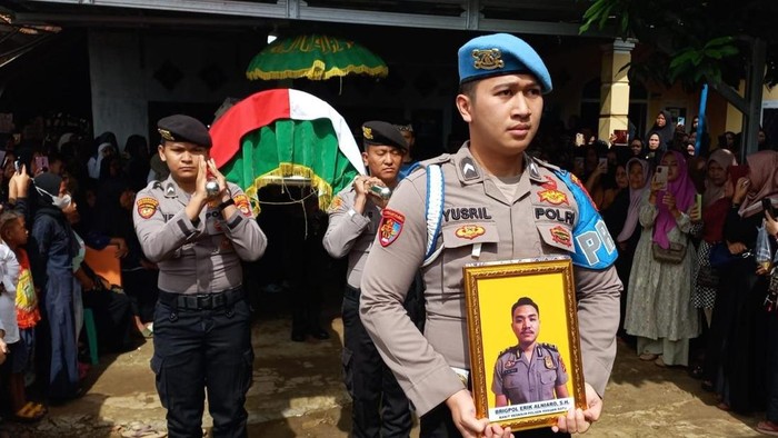 Jenazah Brigpol Erik yang bunuh diri sudah dimakamkan