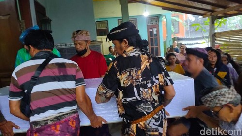 Jenazah Nurhayati, PMI dari Buleleng yang meninggal dunia di Malaysia tiba di rumah duka, di Desa Gitgit, Kecamatan Sukasada, Buleleng, Bali, Rabu (9/1/2025) sore. (Made Wijaya Kusuma)