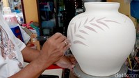 Menurutnya pembuatan keramik pembuatan keramik memerlukan tahapan yang harus dilalui. Bermula dari pembuatan desain hingga dibentuk jadi cetakan.