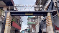 Kampung Keramik Dinoyo yang sudah berdiri sejak tahun 90-an ini terletak di Jalan MT Haryono atau biasa dikenal warga sekitar dengan sebutan Jalan keramik, Kelurahan Dinoyo, Kecamatan Lowokwaru, Kota Malang.