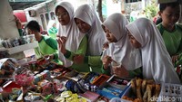 Kantin tetap ramai karena menjual eneka camilan.  