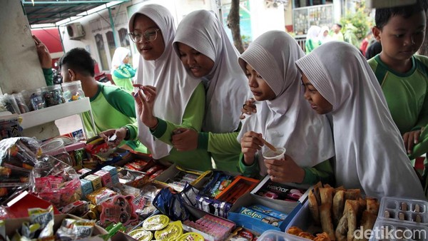 Potret Kantin Sekolah Tetap Ramai Meski Ada Makanan Bergizi Gratis