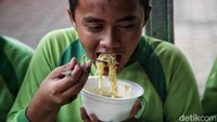 Bukan makanan berat, jajanan yang dijual lebih mengarah ke camilan. Makanan berat hanya mie instan saja.