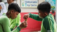 Harga jajanan di kantin ini dari Rp 2.000 - Rp 5.000.  