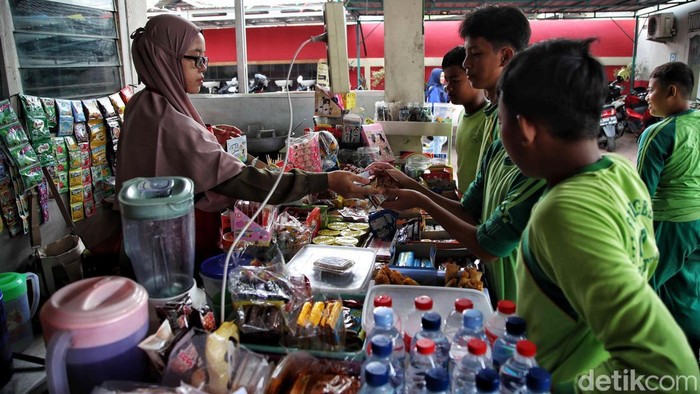 Kantin Sekolah Tetap Ramai Meski Ada Makanan Bergizi Gratis Meski pemerintah menyediakan program makan bergizi gratis, kantin sekolah tetap ramai dikunjungi siswa. Seperti yang terlihat di kantin salah satu sekolah di Cakung, Jakarta Timur.