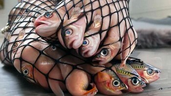 Ketika kaki manusia diedit menjadi ikan dalam jaring. Foto: Instagram.com/selftasy