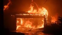 Rumah-rumah terbakar hingga bangunan rangkanya terlihat jelas dan hangus. Sebagian besar area tersebut rata dengan puing-puing yang masih terbakar, rekaman tersebut menunjukkan.